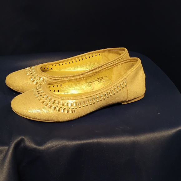 Flats - Picture 1 of 5